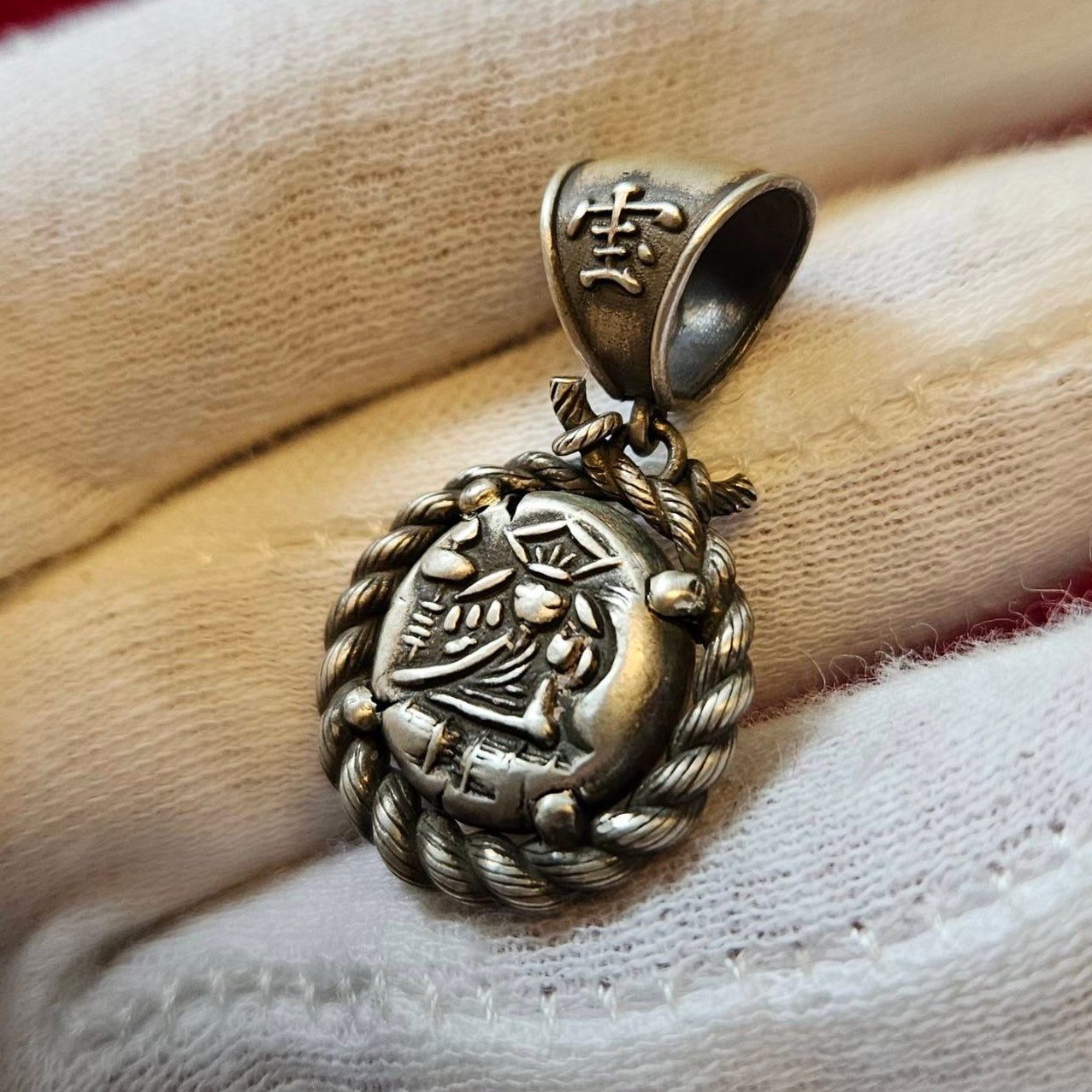 Coin Pendant – TNT Store